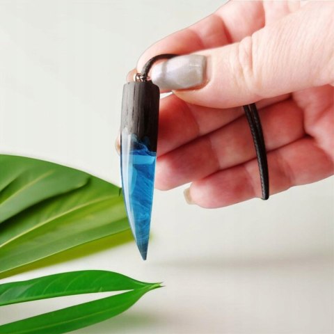 Naszyjnik z Drewna i Żywicy Kieł z proszkiem świecącym Prezent