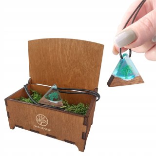 Naszyjnik z Drewna i Żywicy Trójkąt z zatopionym Mchem Prezent