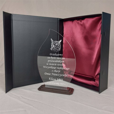 Prezent na Dzień Nauczyciela elegancka statuetka z dedykacją GRAWER