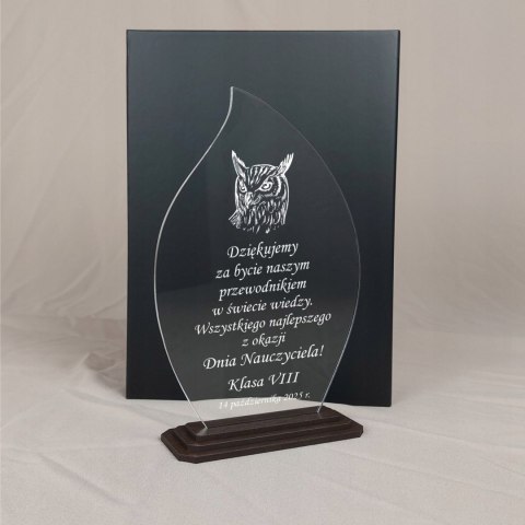 Prezent na Dzień Nauczyciela elegancka statuetka z dedykacją GRAWER