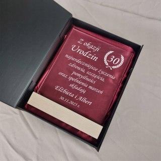 Prezent urodzinowy - elegancka statuetka w etui z grawerem 20 30 40 50 60