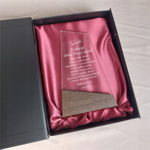 Statuetka na Dzień Nauczyciela - elegancki prezent w etui dla Wychowawcy