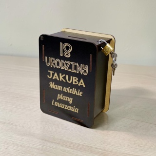 Skarbonka na 18 Urodziny Czarna Personalizowana z Kłódką i grawerem