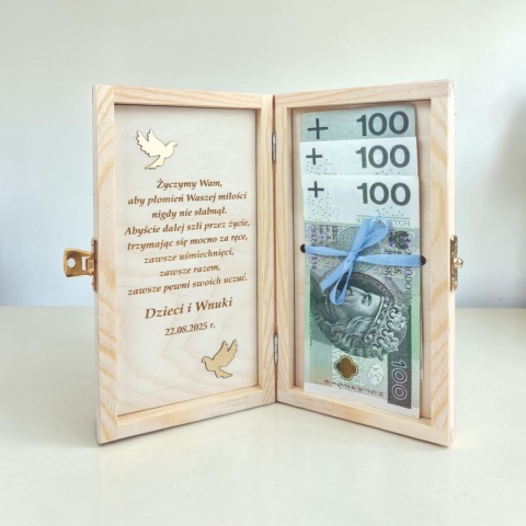 Wnętrze etui na banknoty z życzeniami oraz złotymi lustrzanymi gołąbkami