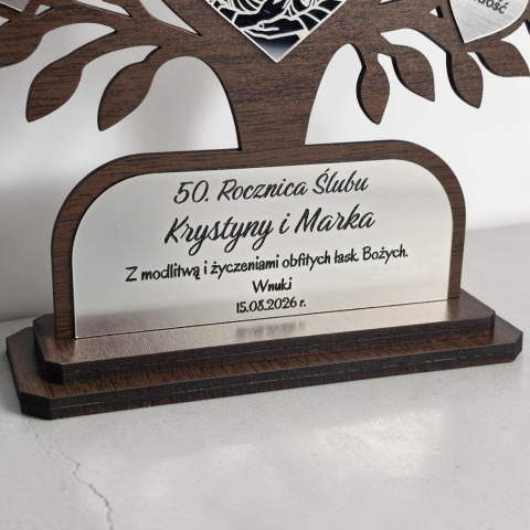 Elegancka pamiątka jubileuszu małżeństwa z wygrawerowanymi życzeniami i datą