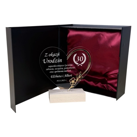 statuetka serce z grawerem i złotym zdobieniem w etui