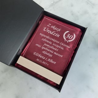Statuetka na urodziny z grawerem w eleganckim etui – personalizowany prezent 20, 30, 40, 50, 60 lat
