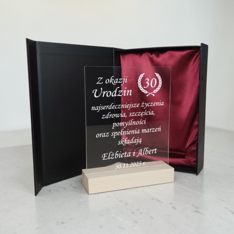 elegancki prezent na 40 urodziny statuetka z grawerem w etui