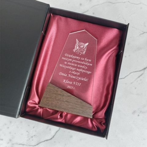 personalizowana statuetka podziękowanie dla wychowawcy klasy