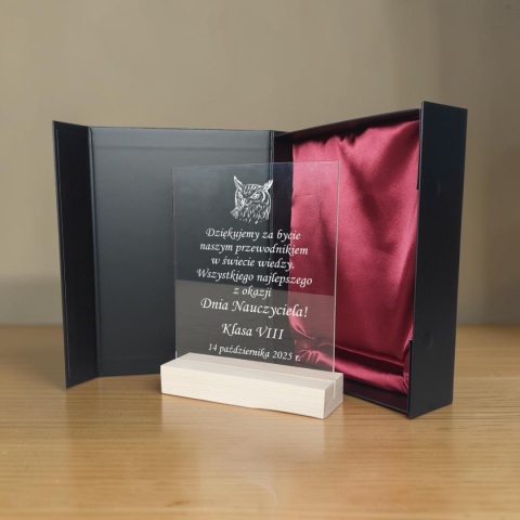 statuetka podziękowanie dla nauczyciela w eleganckim etui