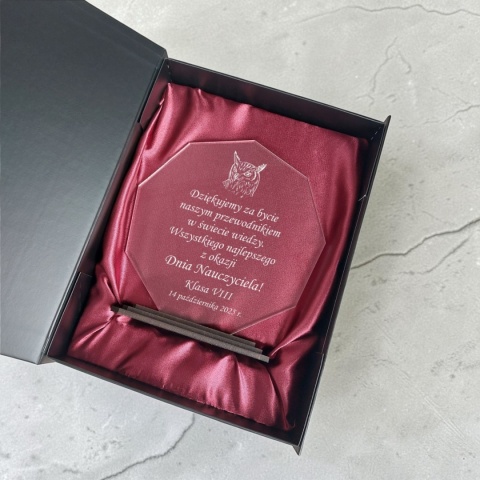elegancka statuetka z grawerem dla nauczyciela