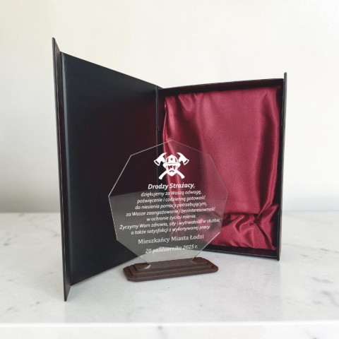 statuetka z imieniem i dedykacją dla strażaka