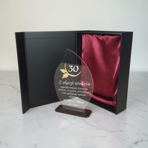 Elegancki prezent na 40 urodziny dla niego statuetka w etui